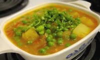 Aloo mutter (potatoes with green peas)